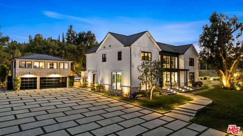 Photo of 18762 Wells Drive, Tarzana, CA 91356 (MLS # 26644047)