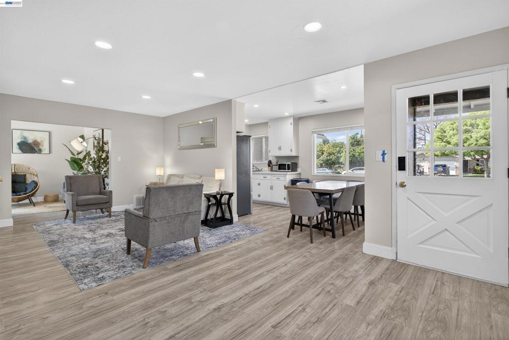 956 W Hacienda