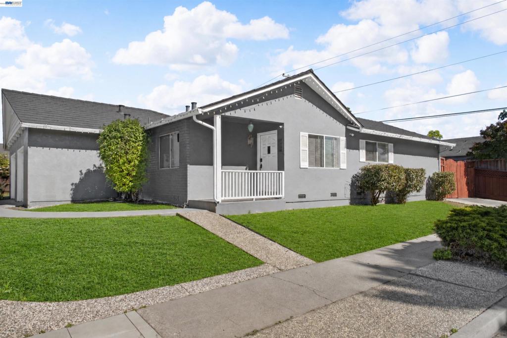 956 W Hacienda