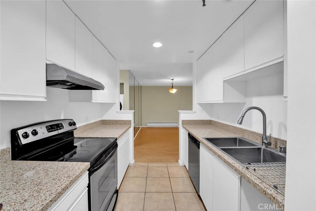 100% application before tour.
Discover this bright and sharp unit in the sought-after Upper Dimond neighborhood! You're just blocks from local shops, restaurants, and MacArthur Blvd transportation. Inside, find a beautifully updated kitchen and a fantastic renovated bathroom, complemented by beautiful flooring throughout. The welcoming family room features a cozy fireplace and a glass slider opening to a spacious private patio. Move-in ready and perfectly maintained, this truly is a turnkey home. If you're searching for a peaceful sanctuary nestled within a vibrant, convenient community, look no further – this special property is ready for you to call home.