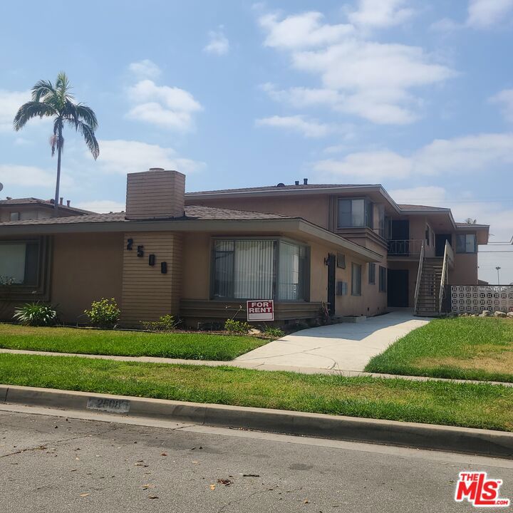 Charming 1 bedroom, 1 bath apartment located in the City of Gardena. This well appointed unit has beautiful laminate floors, newer appliances including oven/range, refrigerator, washer/dryer combo, quartz countertops, spacious bedroom with ceiling fans, updated bath. Close to LAX, Space X, public transportation, 105 freeway, South Bay access as well as close proximity to So Fi Stadium, Kia Forum and Intuit Dome. Ready for immediate occupancy. Perfect for professionals or anyone seeking a comfortable move-in home with modern touches