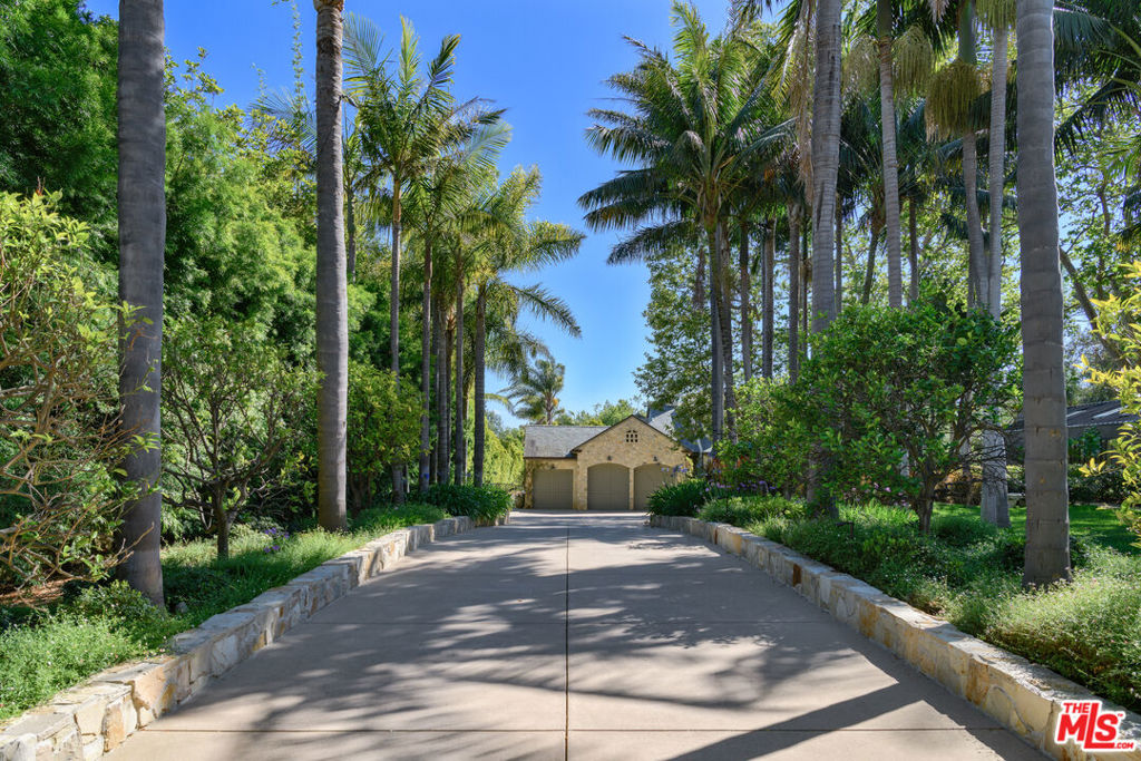 6625 Zumirez Drive