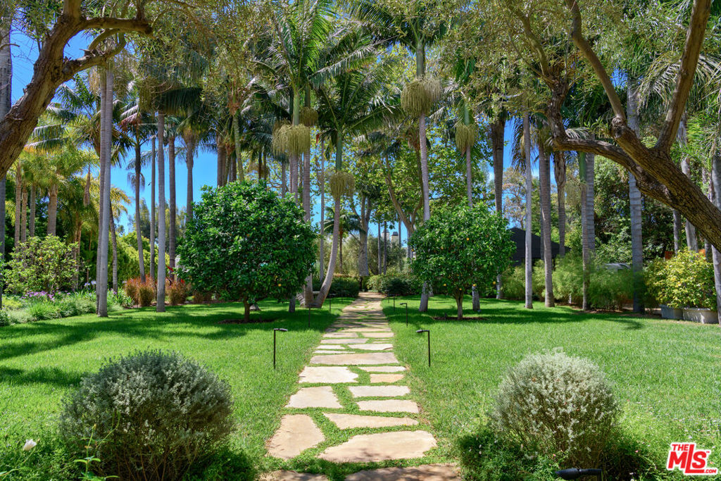6625 Zumirez Drive