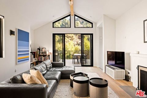 Photo of 8723 Lookout Mountain Avenue, Los Angeles, CA 90046 (MLS # 26654687)