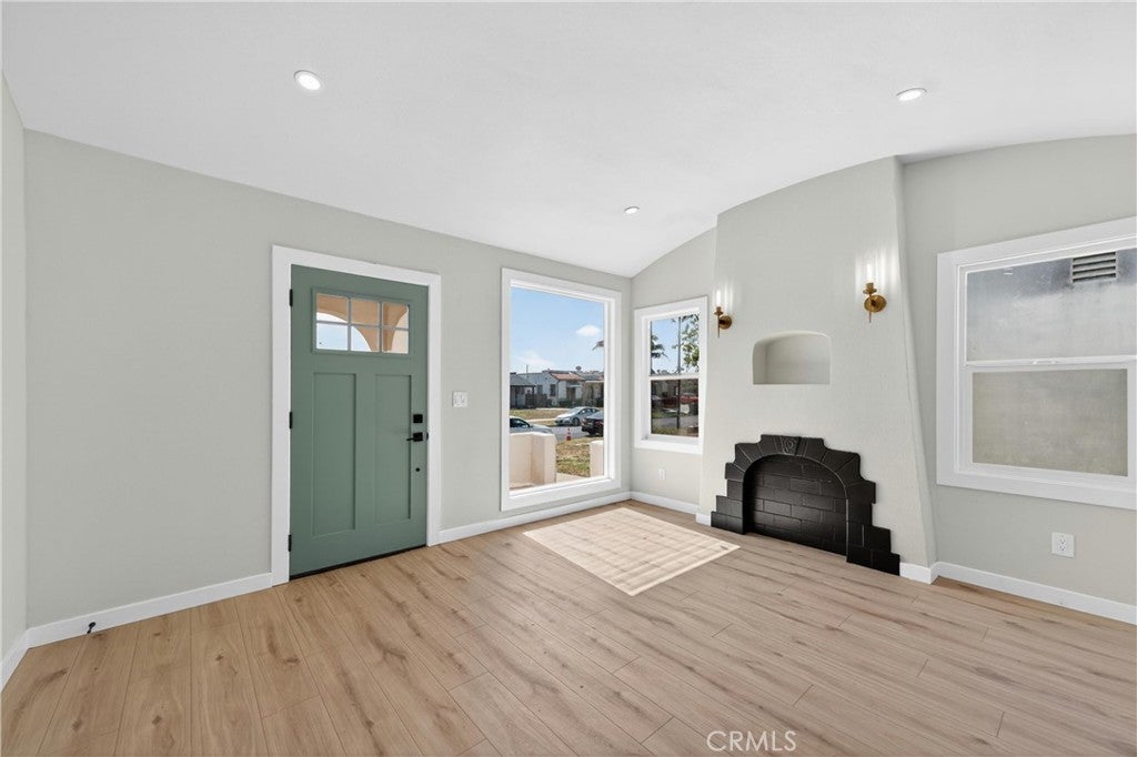7611 S Hobart