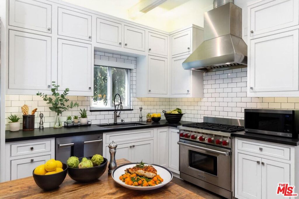 Photo of 8328 Kirkwood Drive, Los Angeles, CA 90046 (MLS # 25591383)