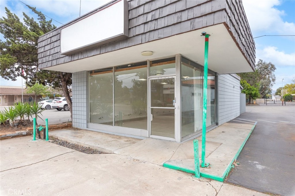 1891 1895 E Valley Parkway