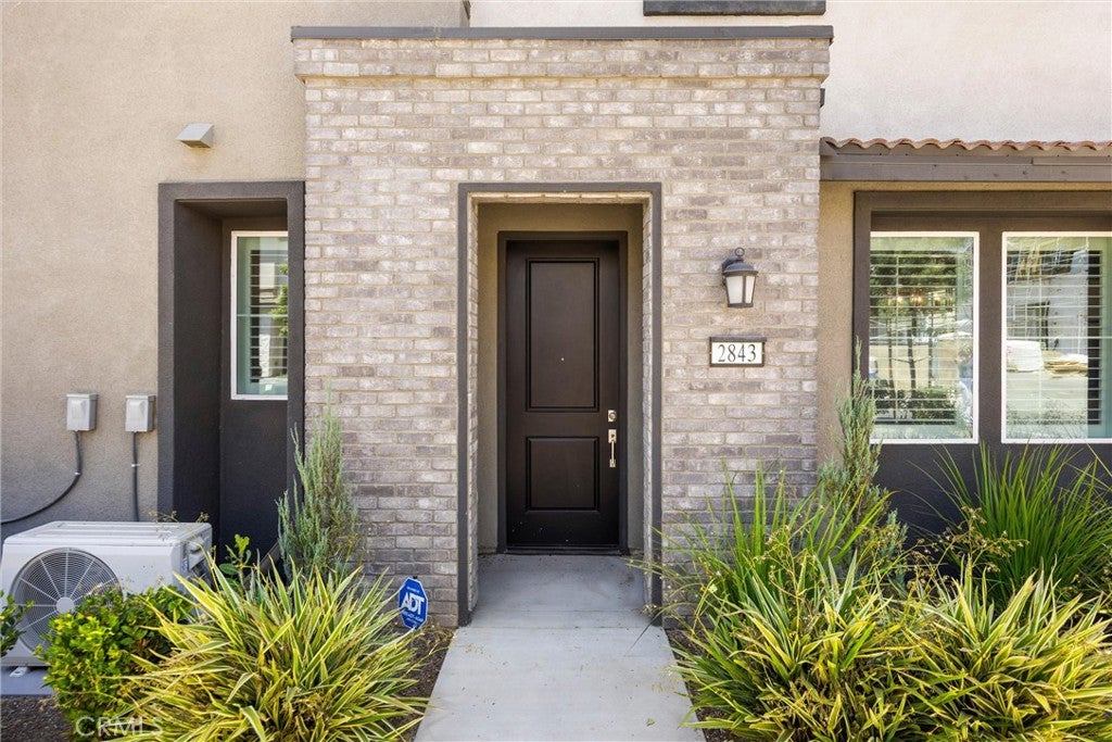 2843 E Bedford Privado