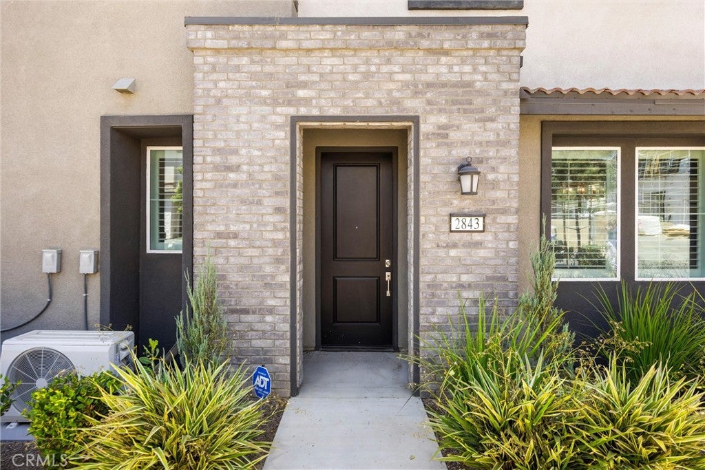 2843 E Bedford Privado