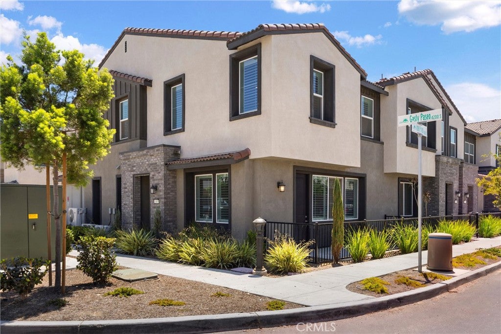 2843 E Bedford Privado