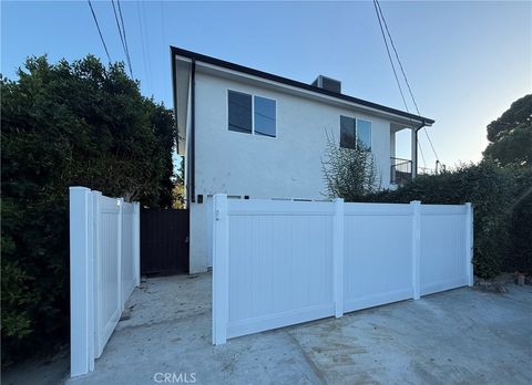 Photo of 6512 Gloria Avenue, Van Nuys, CA 91406 (MLS # SR25149641) Photo of 6512 Gloria Avenue, Van Nuys, CA 91406 (MLS # SR25149641)