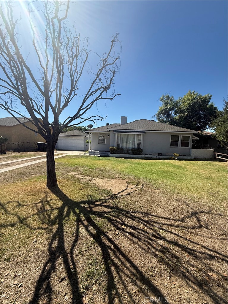 This listing highlights a charming and affordable 2-bedroom, 1-bathroom home (917 sq ft) whose main feature is its massive, approximately 12,920 sq ft lot. The description emphasizes that while the house is live-in ready, the property's true value lies in its significant potential, primarily the opportunity to build an Accessory Dwelling Unit (ADU) for rental income.
In short, it's marketed as an exceptional opportunity for buyers to secure a property with both immediate usability and long-term value growth due to the rare lot size.