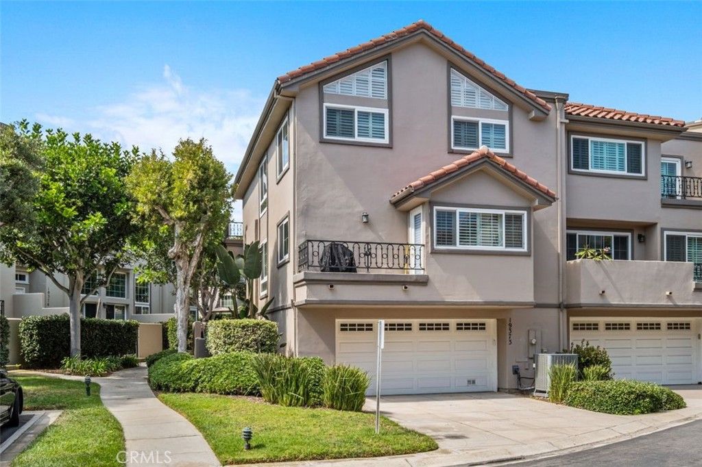 Photo of 19373 Peachtree Cir, Huntington Beach, CA 92648 (MLS # OC25223473)