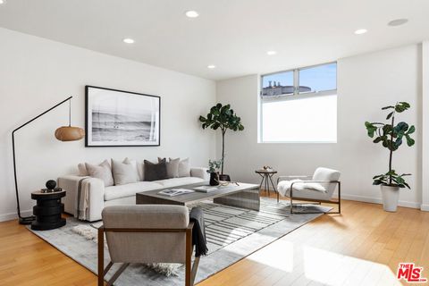 Photo of 2307 Oakwood Avenue, Venice, CA 90291 (MLS # 26644645)