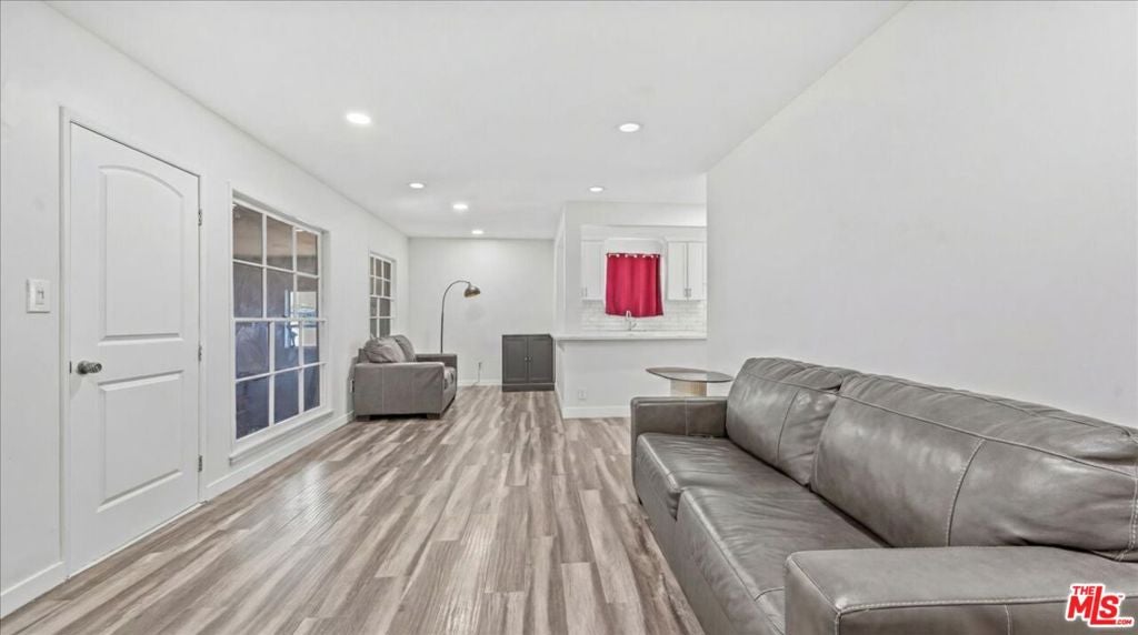 Undisclosed Address #26840815, Compton CA 90220