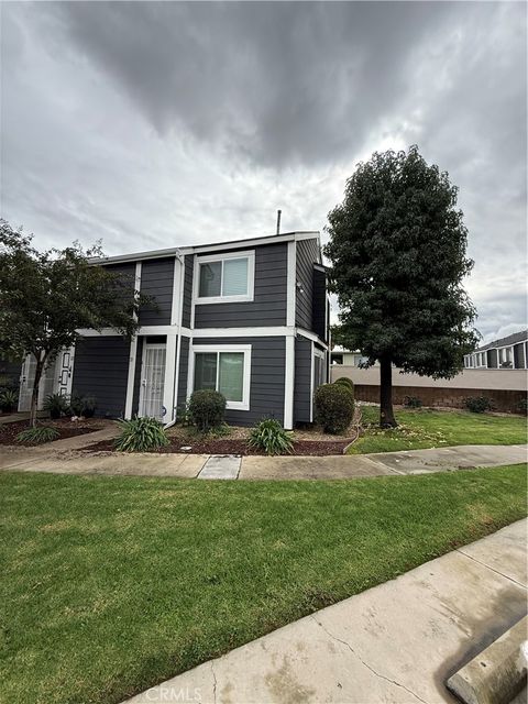 Photo of 824 N Pasadena Ave, Azusa, CA 91702 (MLS # SB25261529)