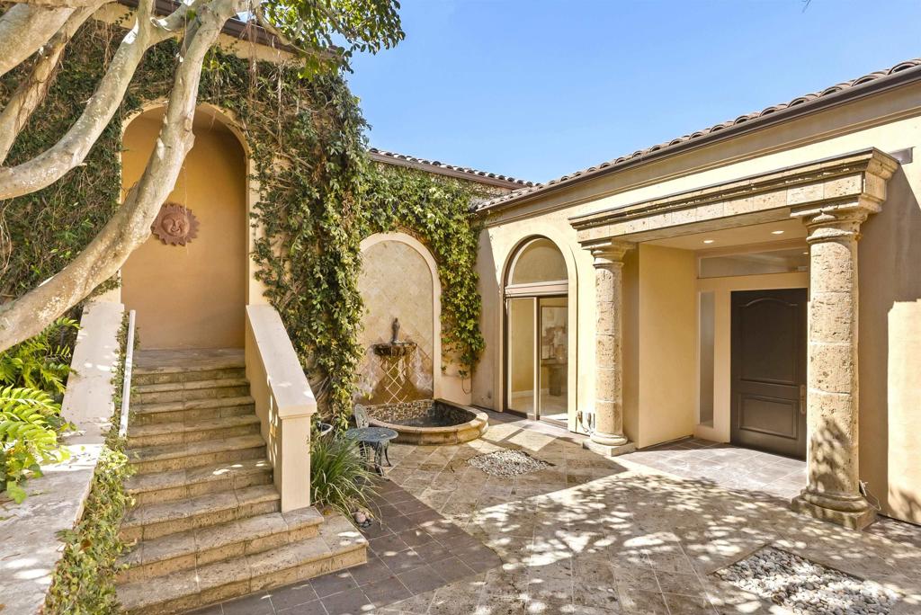 2302 Rue Adriane