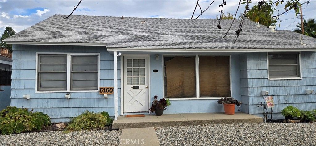 Photo of 5160 Avenida Oriente, Tarzana, CA 91356 (MLS # SR25252395)