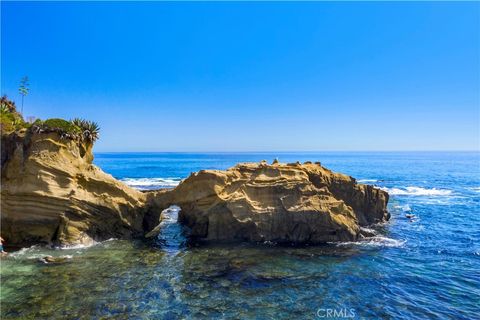 Photo of 156 Pearl Street, Laguna Beach, CA 92651 (MLS # LG26107234)