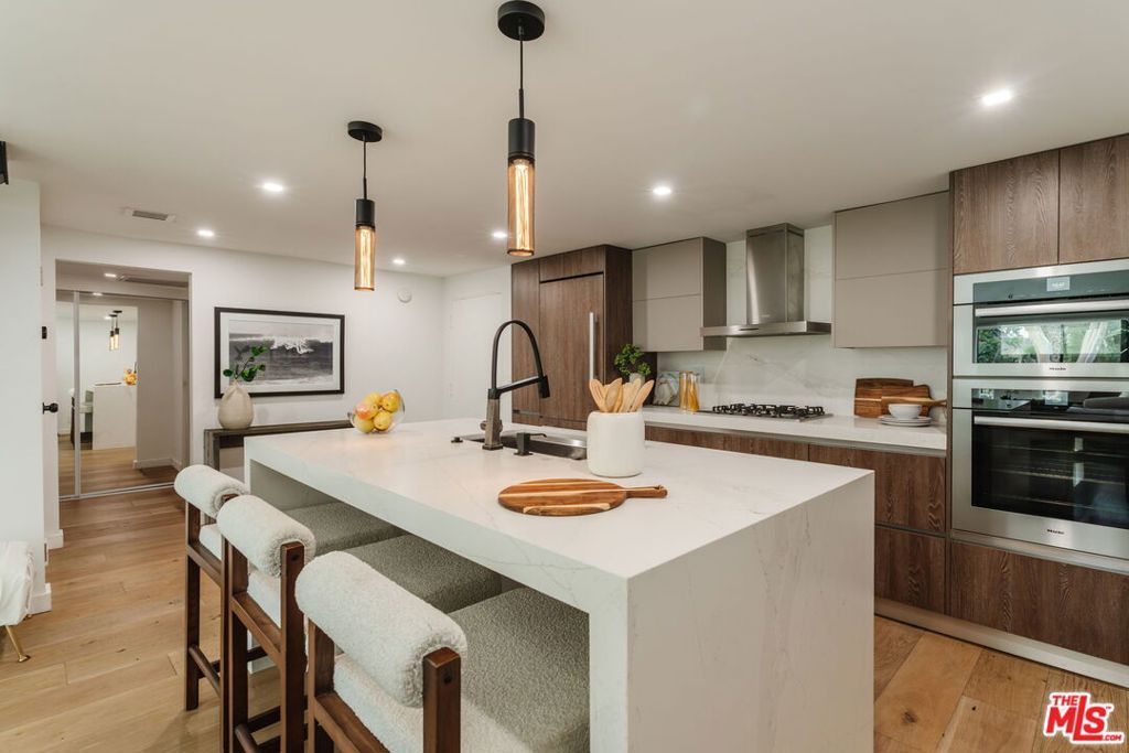 Photo of 950 N Kings Road #315, West Hollywood, CA 90069 (MLS # 25581987)