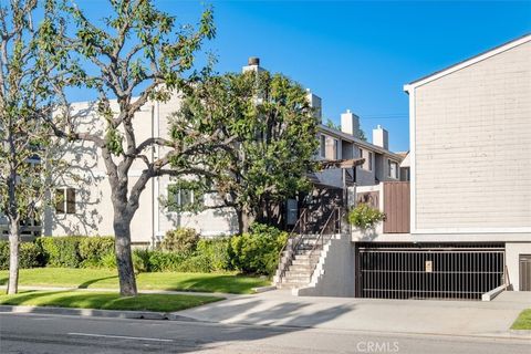 Photo of 4230 Whitsett Avenue #4, Studio City, CA 91604 (MLS # SR26124293)