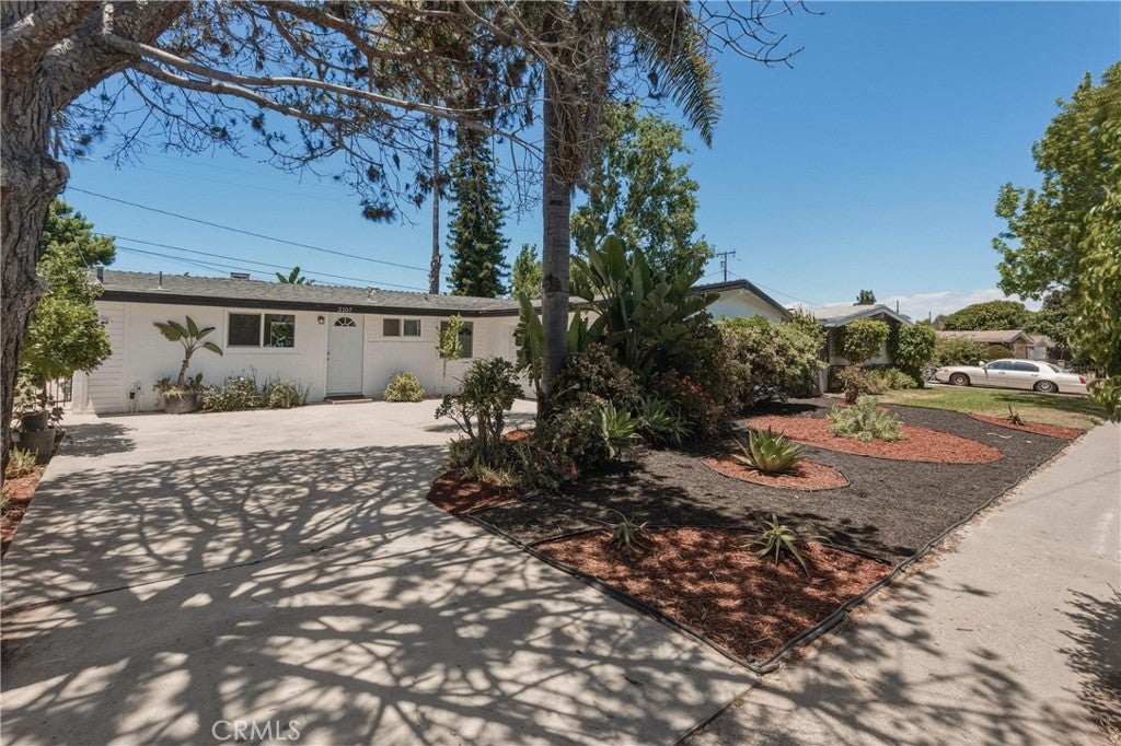 2107 Pomona AVE, Costa Mesa CA 92627