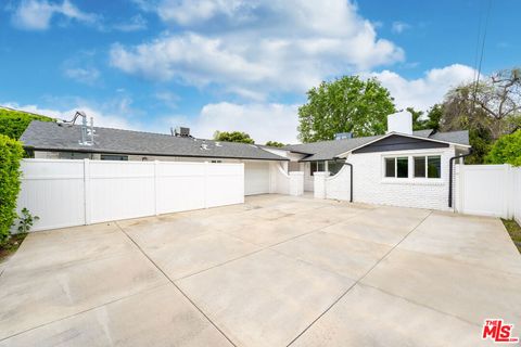 Photo of 22937 Dolorosa Street, Woodland Hills, CA 91367 (MLS # 25613987)