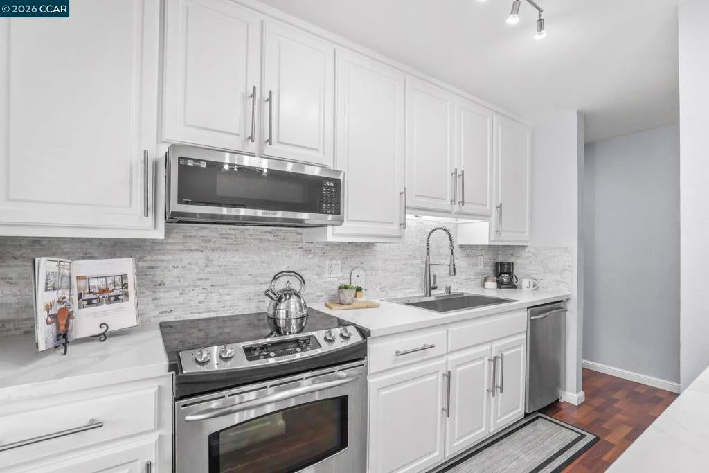 2560 Walnut Blvd 24