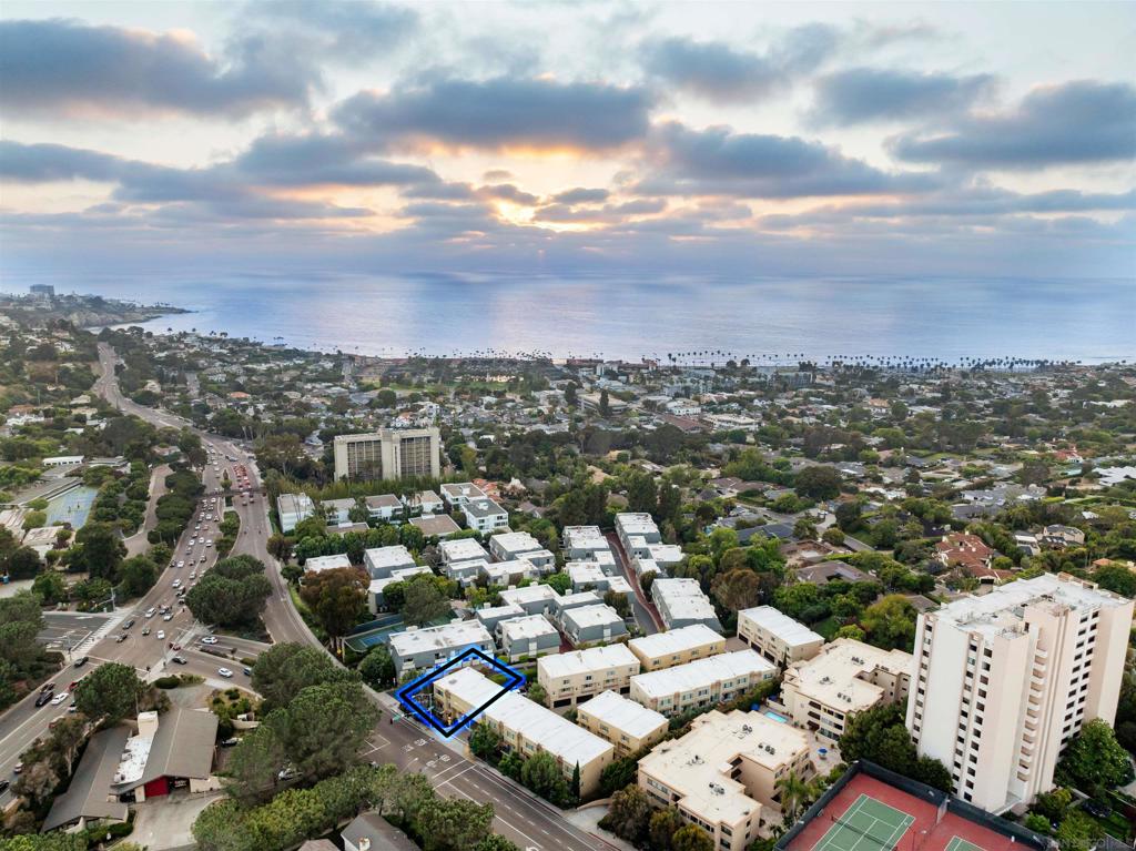 * Luxury Townhome, former model home, minutes to the La Jolla Shores Beach!!! * Located near breathtaking beaches, world class dining, boutique shopping and state-of-the-art Medical Centers. This quiet, spacious end unit is filled with natural light and cool Ocean breeze. It has a large floor plan, featuring 5 Bedrooms, 4 full Baths, 2-Bay attached garage. It has a large Master suite with two walk in closets and a spacious second master suite. This luxury home offers a gourmet kitchen with gorgeous slab granite countertops, beautiful cabinetry, Viking(r) stainless appliances and a deck off the living room.