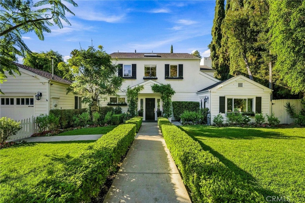 Photo of 14647 Valley Vista Boulevard, Sherman Oaks, CA 91403 (MLS # SR26194929)