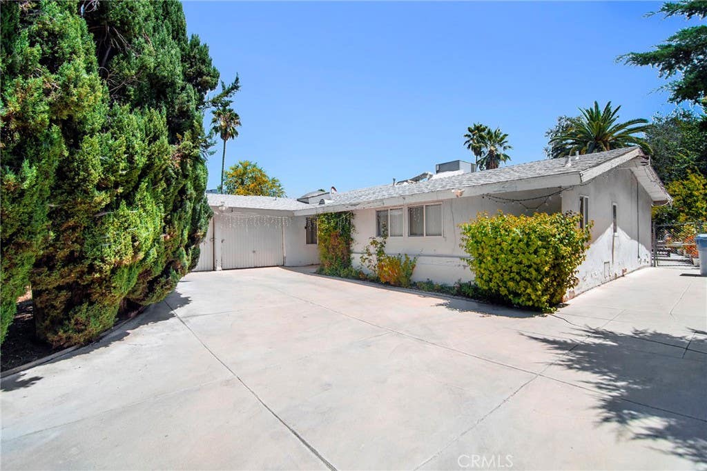 Photo of 5614 Oso Avenue, Woodland Hills, CA 91367 (MLS # SR26166789)