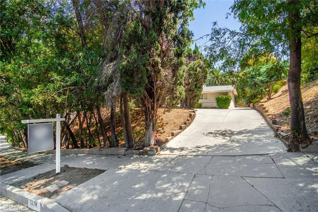 Photo of 5614 Oso Avenue, Woodland Hills, CA 91367 (MLS # SR26166789)