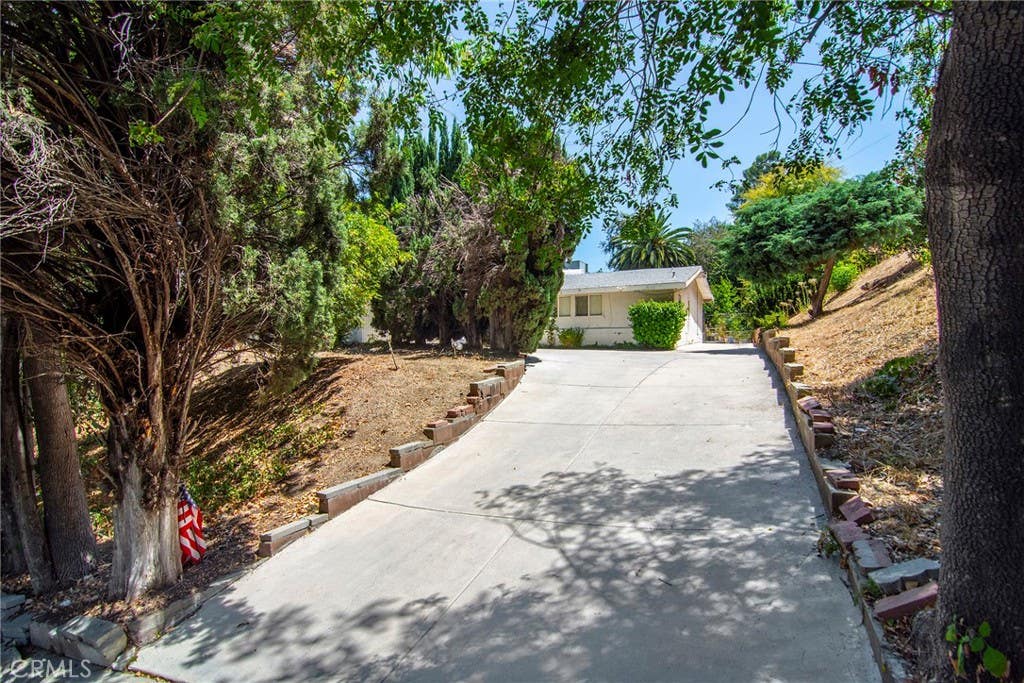 Photo of 5614 Oso Avenue, Woodland Hills, CA 91367 (MLS # SR26166789)