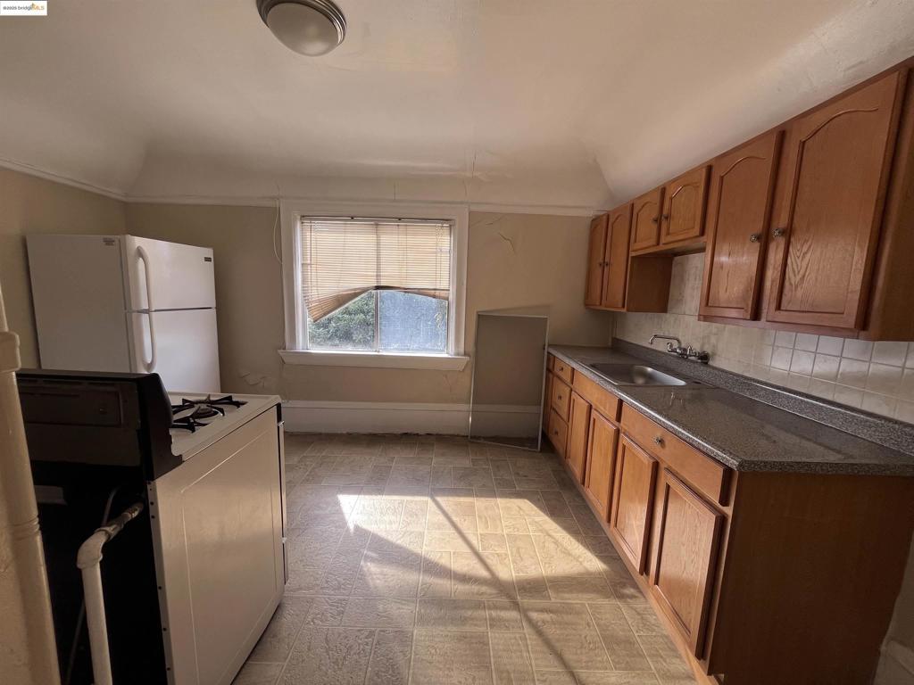 OAKLAND - Residential Income