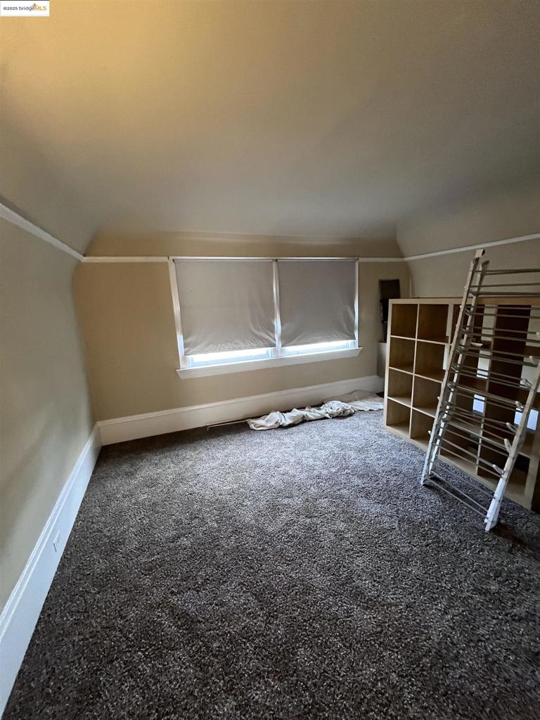 OAKLAND - Residential Income