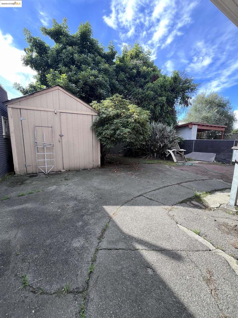 OAKLAND - Residential Income