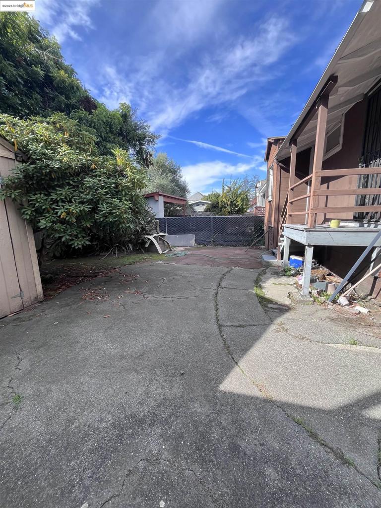 OAKLAND - Residential Income