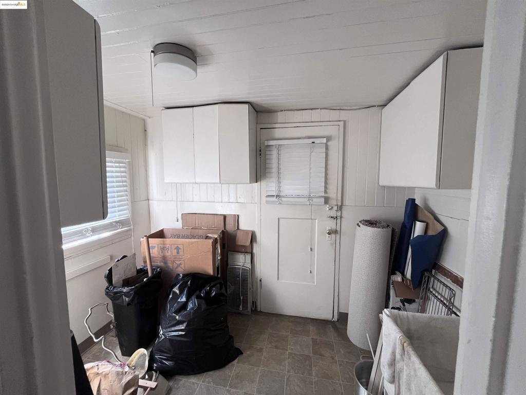 OAKLAND - Residential Income