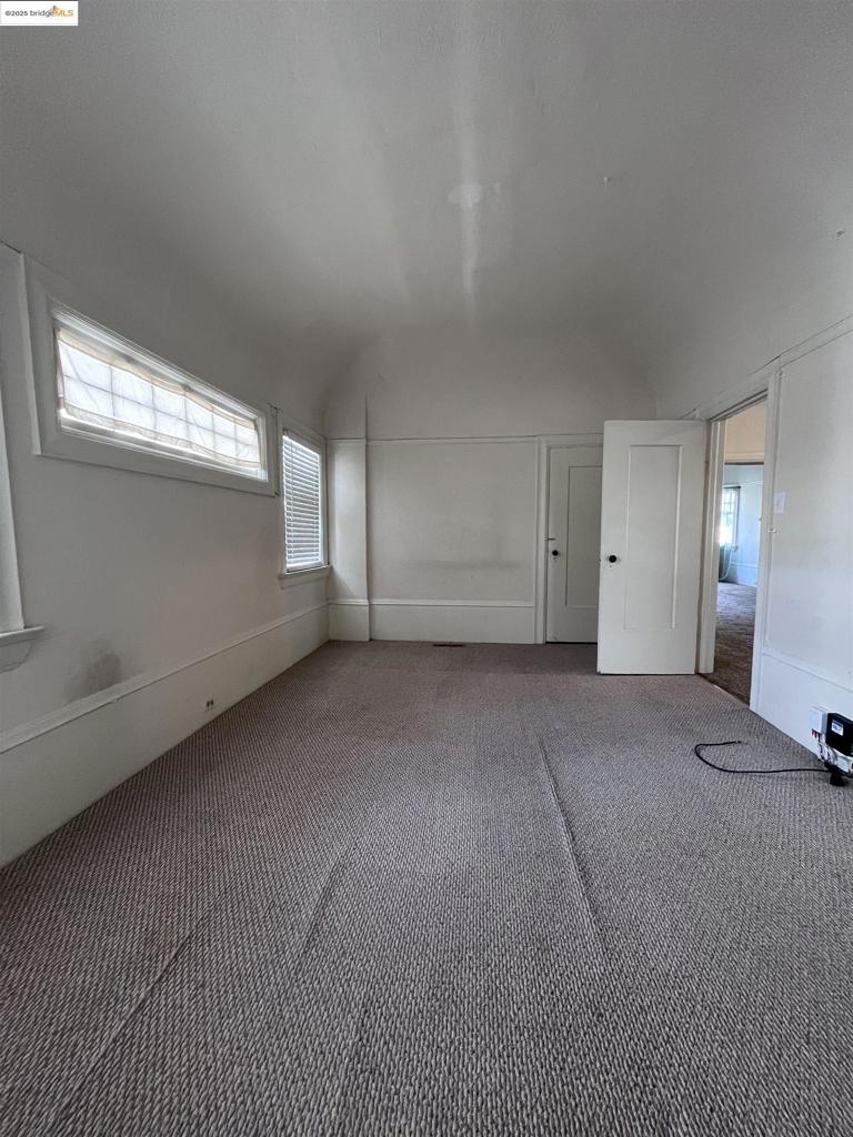 OAKLAND - Residential Income