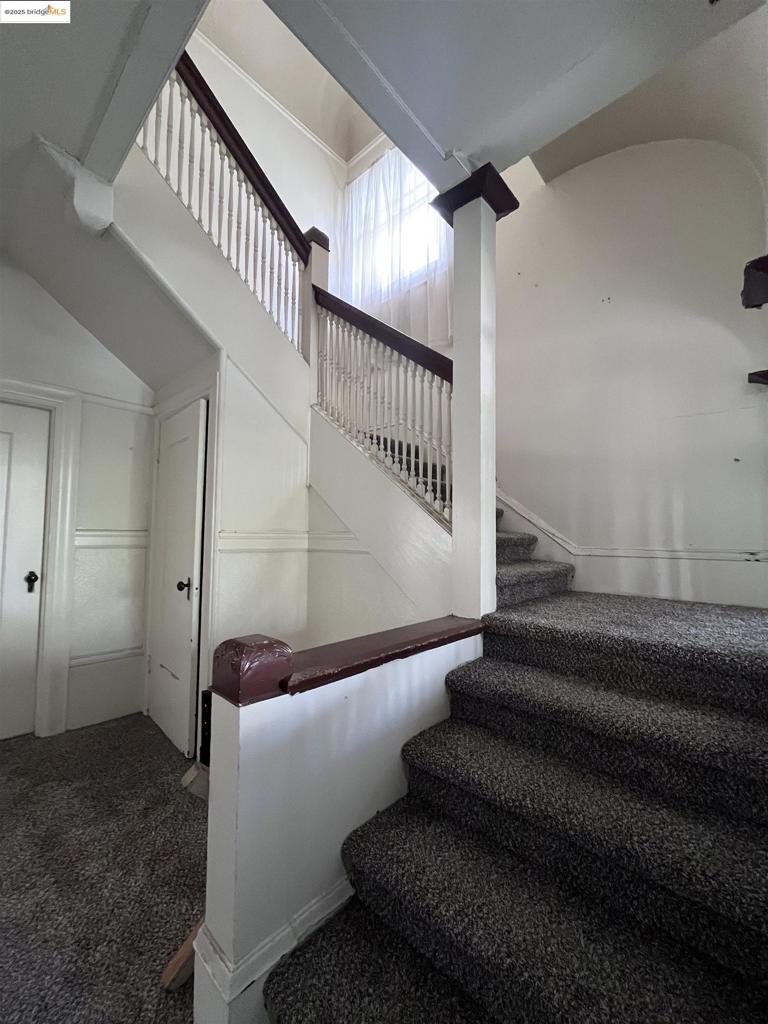 OAKLAND - Residential Income