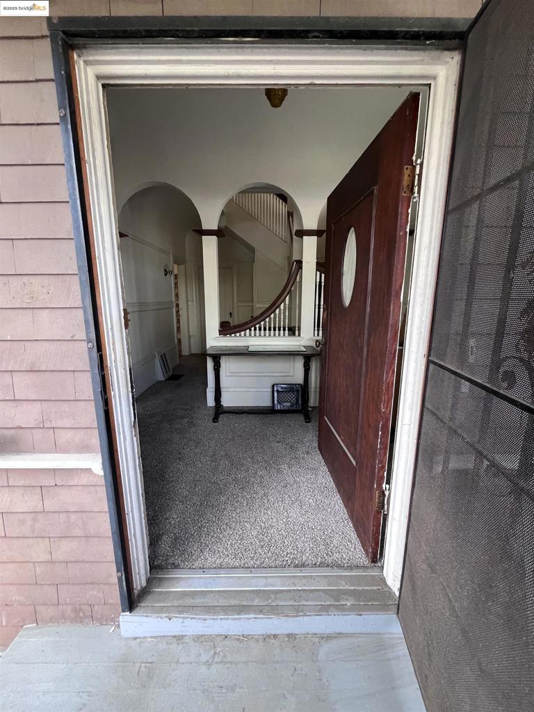 OAKLAND - Residential Income