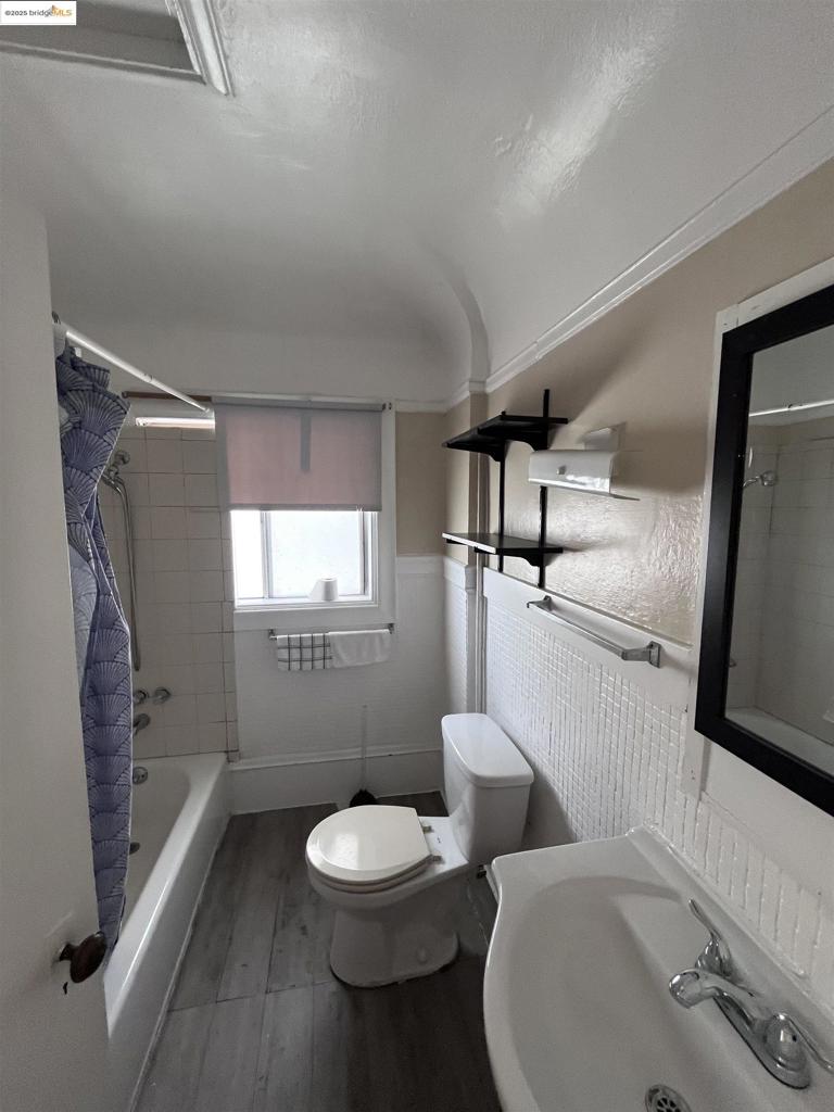 OAKLAND - Residential Income