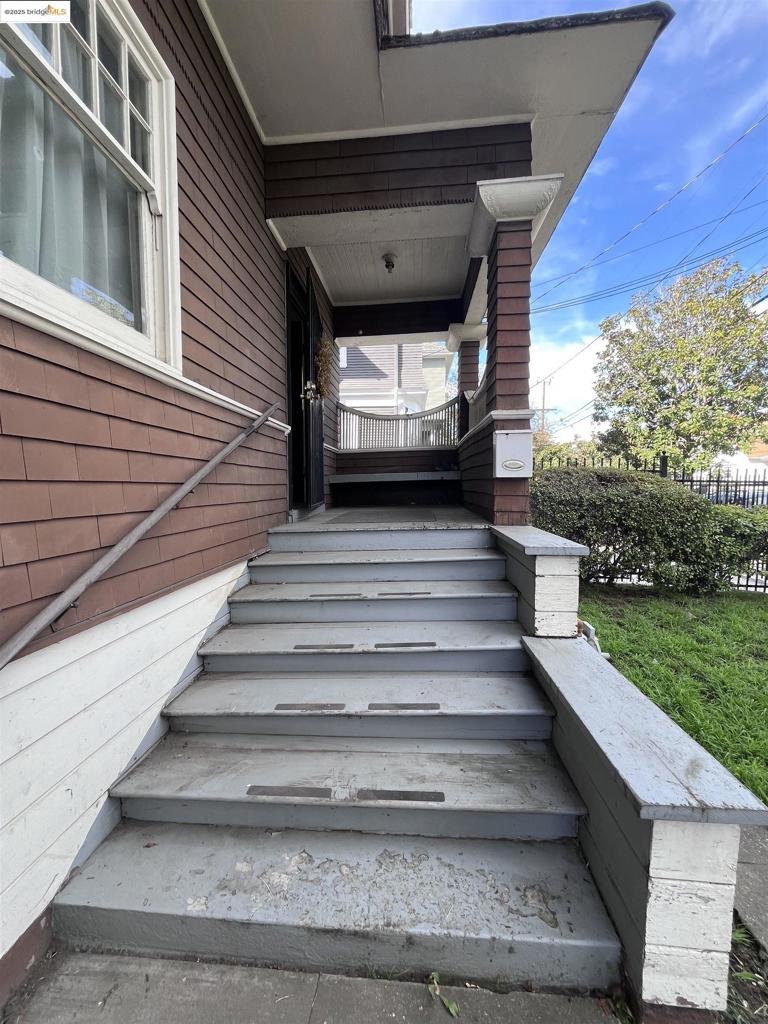 OAKLAND - Residential Income