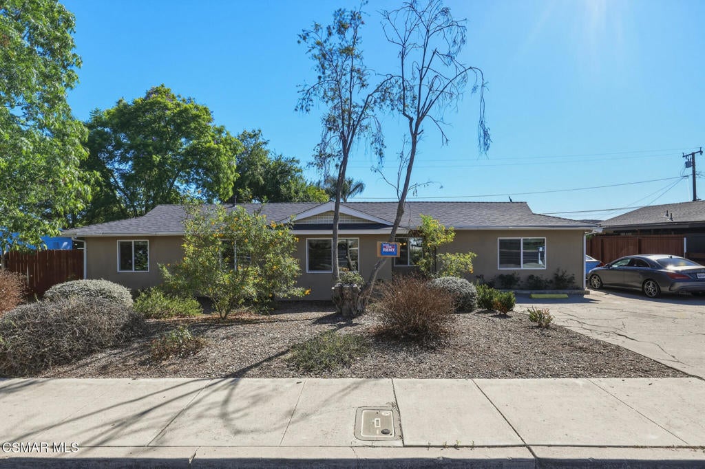 880 E Avenida De Las Flores