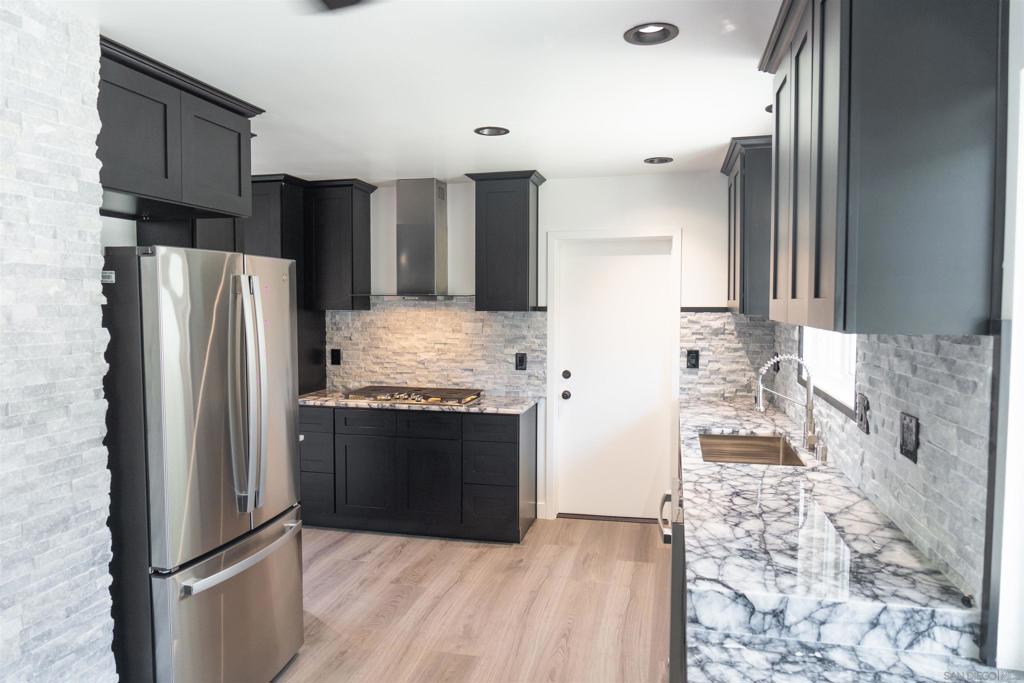 6517 Hillgrove