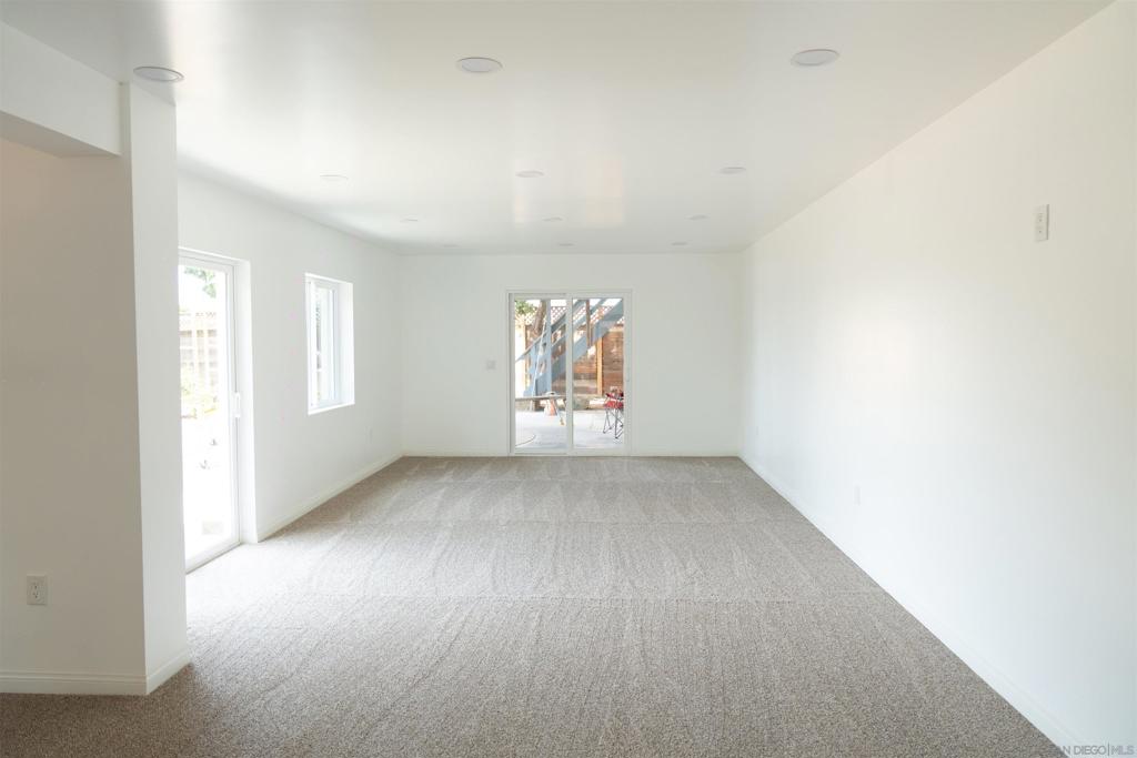 6517 Hillgrove