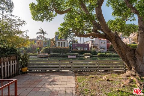 Photo of 2300 Grand Canal Ct, Venice, CA 90291 (MLS # 26672785)