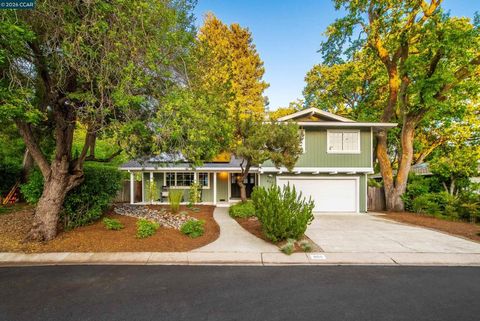 Photo of 860 Paradise Ct Ct, Lafayette, CA 94549 (MLS # 41130945)