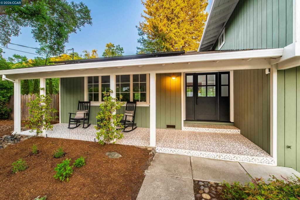 Photo of 860 Paradise Ct Ct, Lafayette, CA 94549 (MLS # 41130945)