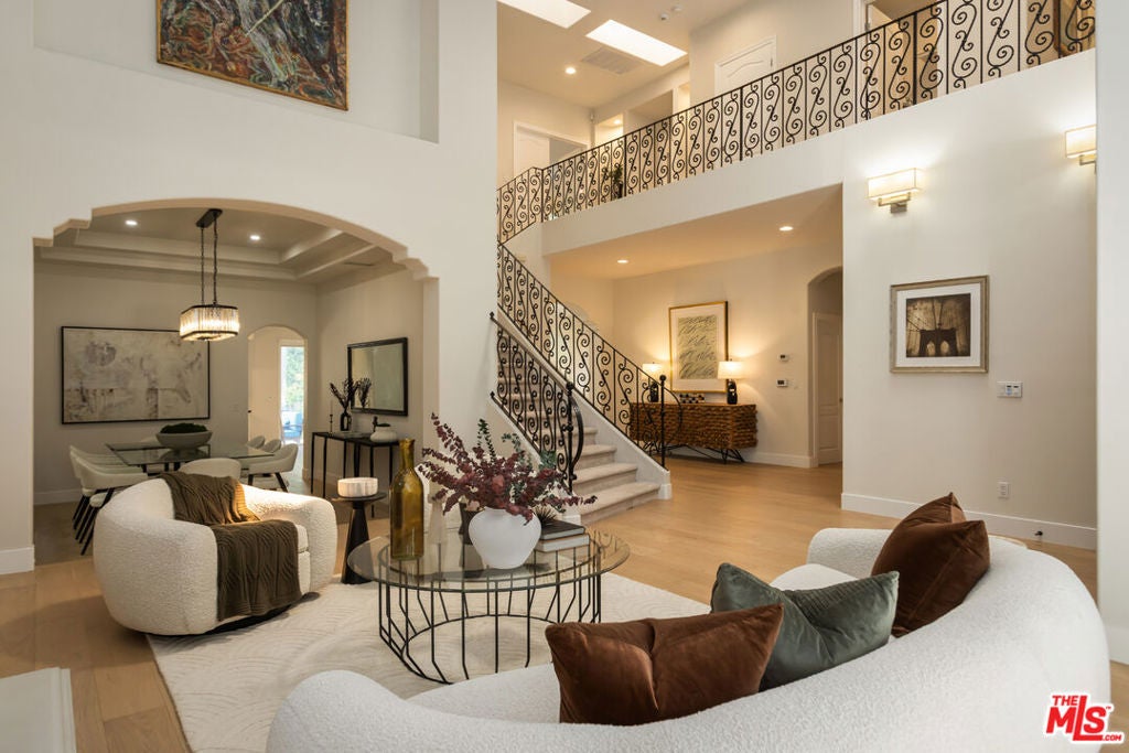 Photo of 14985 Valley Vista Boulevard, Los Angeles, CA 91403 (MLS # 26988467)